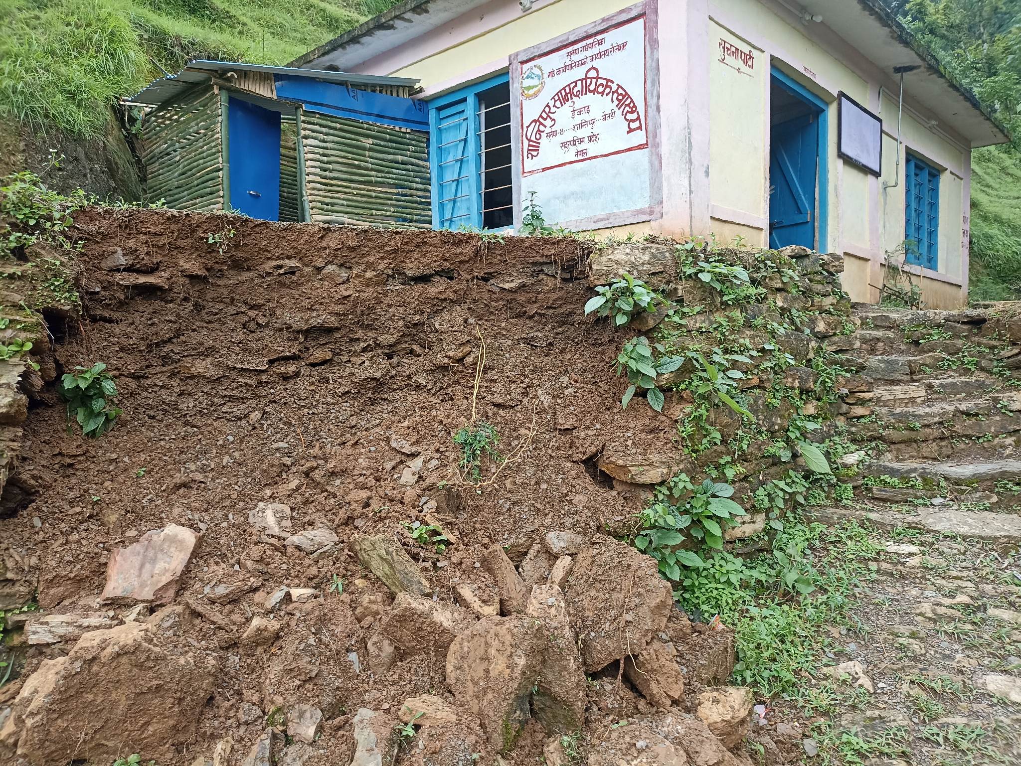 बैतडीको शान्तिपुर सामुदायिक स्वास्थ्य इकाइ पहिरोको जोखिममा 